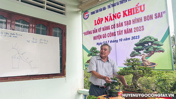 Ông Lê Văn Hạnh – Chủ tịch Hội Sinh vật cảnh huyện Gò Công Tây hướng dẫn lý thuyết cơ bản về cây bonsai.