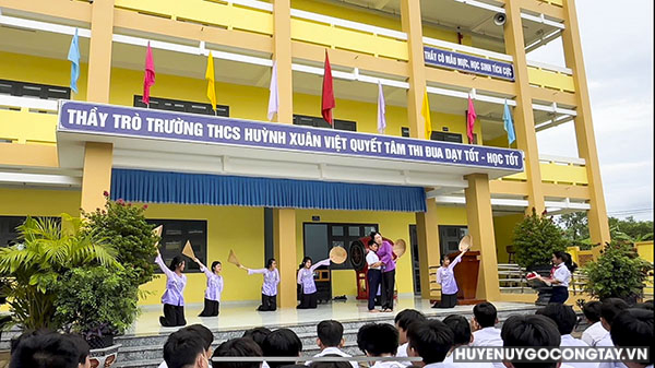 Trường Trung học cơ sở Huỳnh Xuân Việt tổ chức sinh hoạt dưới cờ với chủ đề kỷ niệm Ngày Phụ nữ Việt Nam 20/10