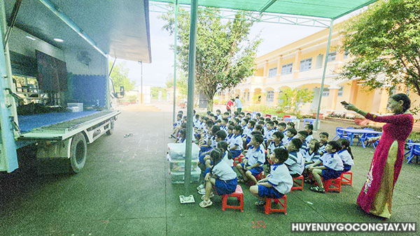 Huyện Gò Công Tây: Tổ chức Thư viện lưu động chuyến xe tri thức tại Trường Tiểu học Nguyễn Văn Quyên xã Long Vĩnh