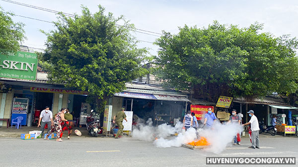Xã Bình Tân: tổ chức thực tập phương án phòng cháy chữa cháy và cứu nạn cứu hộ tại Tổ Liên gia Phòng cháy chữa cháy
