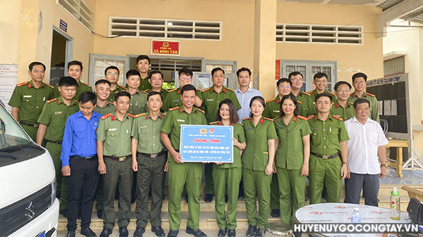 Công an tỉnh Tiền Giang trao tặng tủ sách Pháp luật cho lực lượng Công an xã Bình Tân.