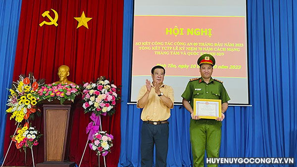 Khen thưởng tập thể Công an xã Bình Tân.