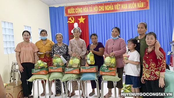Nhóm Bạn Sài Gòn tặng quà cho hộ nghèo, hộ khó khăn ấp Vĩnh Quới, xã Long Vĩnh.
