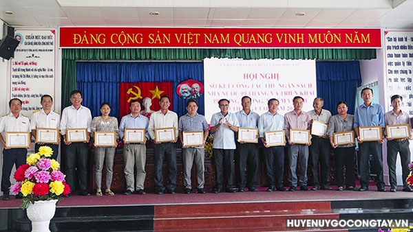 Ủy ban nhân dân huyện Gò Công Tây tặng Giấy khen cho 14 đơn vị có thành tích xuất sắc.