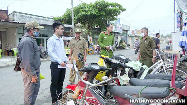 Ban An toàn giao thông xã Bình Tân: Ra quân tuyên truyền, giải tỏa, xử lý vi phạm hành lang an toàn giao thông đường bộ trên địa bàn xã