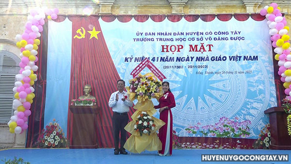 Ông Huỳnh Thanh Bình - Chủ tịch UBND huyện tặng hoa chúc mừng.