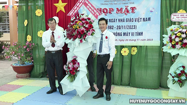 Ông Nguyễn Thanh Tuấn - Phó Chủ tịch UBND huyện tặng hoa chúc mừng.