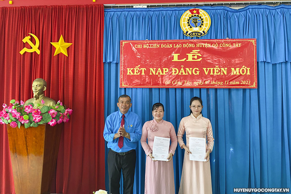 Đ/c Lê Tấn Nên- Huyện ủy viên, Chủ tịch Liên đoàn Lao động huyện trao quyết định kết nạp đảng cho các đảng viên mới.