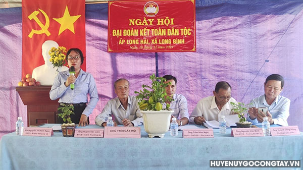 Bà Nguyễn Thị Kim Ngọc – Bí thư Đảng ủy xã Long Bình phát biểu tại Ngày hội “Đại đoàn kết toàn dân tộc” ấp Long Hải.