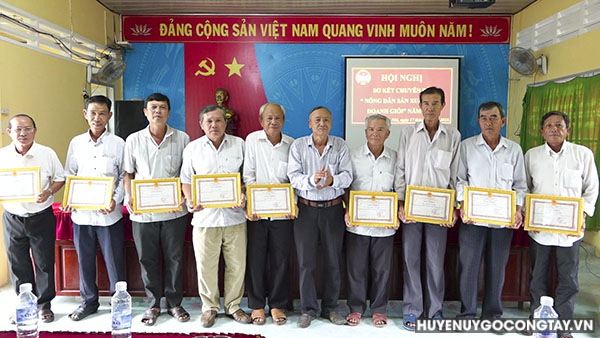 UBND xã Bình Nhì trao tặng giấy khen cho các cá nhân có thành tích xuất sắc.
