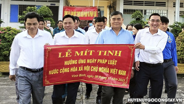 Các đồng chí lãnh đạo Đảng ủy, UBND thị trấn Vĩnh Bình cùng tham gia lễ mít tinh.