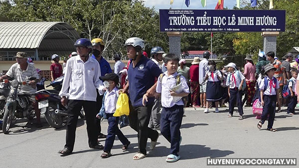 Hội Cựu Chiến binh xã Đồng Sơn tham gia điều tiết giao thông tại trường tiểu học Lê Minh Hương.