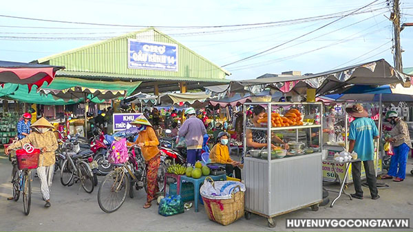 Chợ Cầu kênh 14, xã Vĩnh Hựu.