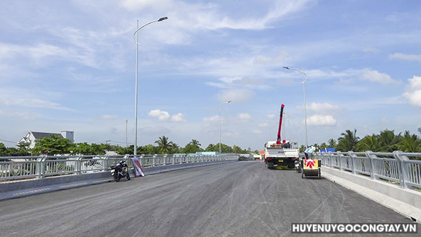 Huyện Gò Công Tây: Công trình Cầu Vàm Giồng thuộc Dự án Đường tỉnh 864 đang trong giai đoạn hoàn thành chuẩn bị đưa vào sử dụng