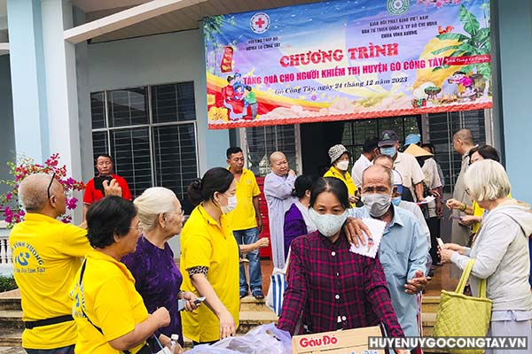 Hội Chữ thập đỏ huyện Gò Công Tây tổ chức tặng quà cho người dân có hoàn cảnh khó khăn