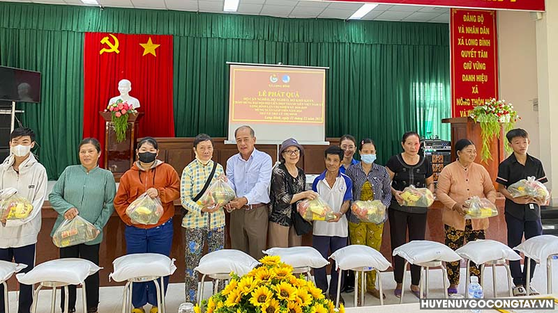 Xã Long Bình: tổ chức chương trình Tết Nhân ái tặng quà hỗ trợ các gia đình có hoàn cảnh khó khăn vui đón Tết Giáp Thìn năm 2024