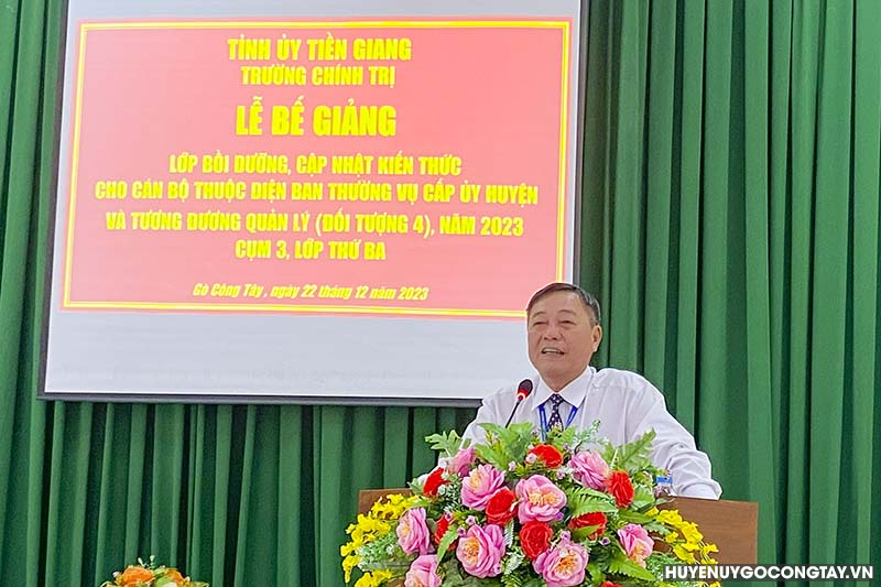 Thầy Nguyễn Văn Thu - Phó Hiệu Trưởng Trường Chính Trị tỉnh Tiền Giang phát biểu bế giảng.