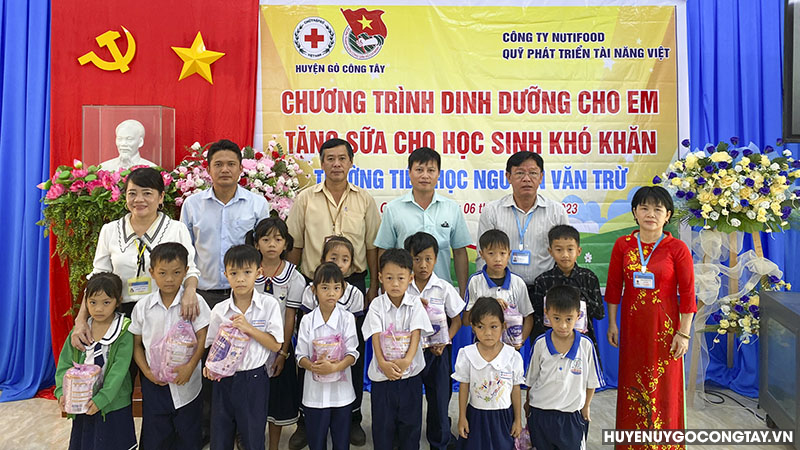 Trường Tiểu học Nguyễn Văn Trừ tổ chức chương trình dinh dưỡng cho em và tặng sữa cho học sinh có hoàn cảnh khó khăn