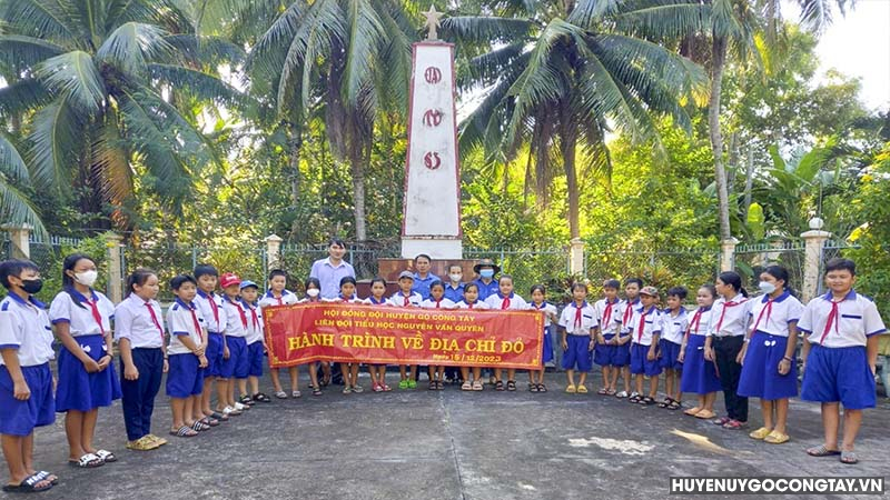 Xã Long Vĩnh - Đoàn thanh niên và Liên đội Trường tiểu học Nguyễn Văn Quyên tổ chức hành trình về địa chỉ đỏ