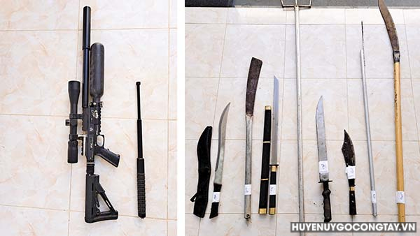 Các loại vũ khí thô sơ do người dân giao nộp và thu giữ trong quá trình xử lý vi phạm của Công an xã Long Bình.