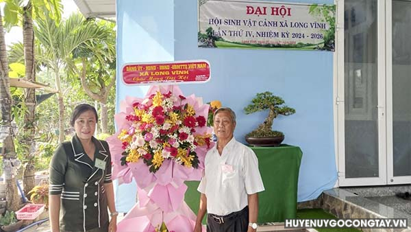 Bà Huỳnh Thị Kim Huệ - Chủ tịch UBND xã Long Vĩnh tặng lẵng hoa chúc mừng Đại hội nhiệm kỳ 2024 - 2026.