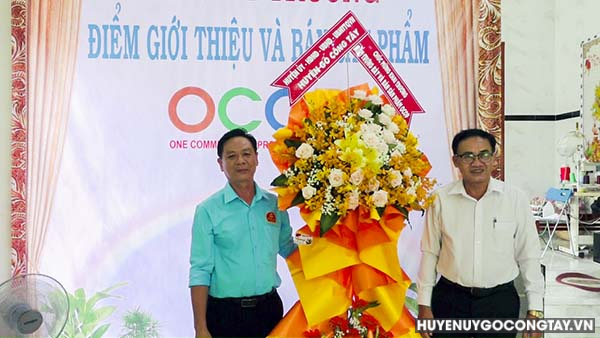 Ông Lê Văn Nê - Phó Chủ tịch UBND huyện (bên phải) tặng hoa chúc mừng.