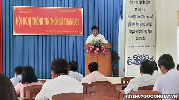 Đồng chí Hồ Văn Hùng - UVBTV, Trưởng Ban Tuyên giáo Huyện ủy - Giám đốc Trung tâm Chính trị huyện thông tin tại hội nghị.