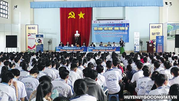 Trường Trung học Phổ thông Vĩnh Bình tổ chức Ngày hội tư vấn hướng nghiệp- khởi nghiệp với chủ đề “ Hiểu mình- Hiểu nghề- Sáng tương lai” cho hơn 1.000 học sinh