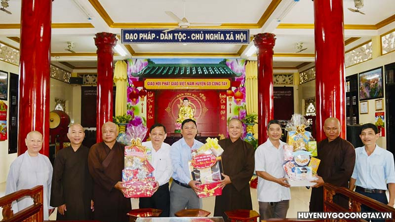 Đoàn lãnh đạo huyện thăm và chúc Tết Ban Trị sự Giáo hội Phật giáo Việt Nam huyện Gò Công Tây, Chùa Linh Sơn, thị trấn Vĩnh Bình.