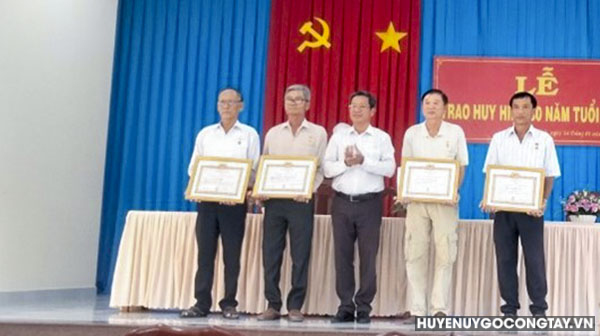 Xã Đồng Thạnh tổ chức trao Huy hiệu 30 năm tuổi Đảng nhân kỷ niệm 94 năm ngày thành lập Đảng Cộng sản Việt Nam (03/02/1930 – 03/02/2024)