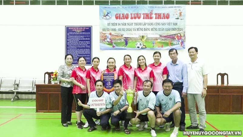 Đội bóng đá nam và bóng chuyền hơi nữ của đơn vị Sở Nông nghiệp và Phát triển nông thôn tỉnh chụp ảnh lưu niệm với ban tổ chức.