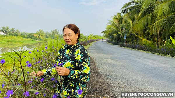 Gương cô Đoàn Thị Hường đoàn kết cùng với người dân địa phương tham gia xây dựng tuyến đường hoa ấp Bình Trung, xã Thạnh Nhựt xanh tươi sạch đẹp