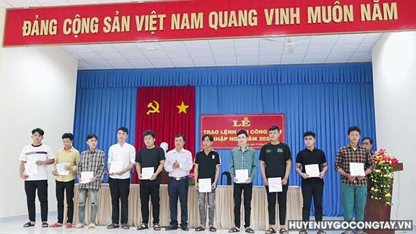 Trao lệnh gọi công dân nhập ngũ năm 2024 tại xã Đồng Thạnh.