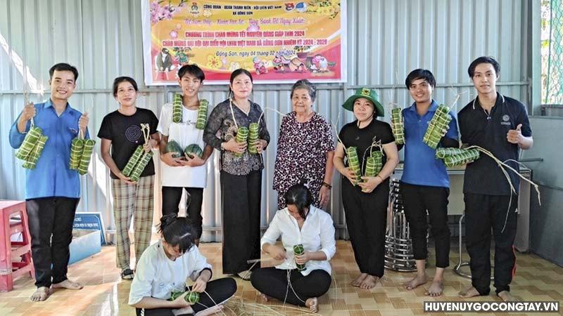 Xã Đồng Sơn tổ chức gói bánh tét tặng hộ nghèo, hộ có hoàn cảnh khó khăn