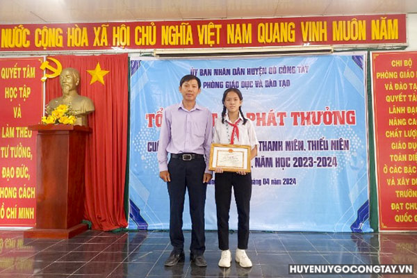 Thầy Dương Phát Liêm và học sinh tại cuộc thi Sáng tạo thanh thiếu niên nhi đồng.