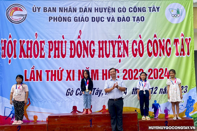 hoc sinh Nguyễn Huỳnh Tú Uyên xa yen luong huyen go cong tay (3)