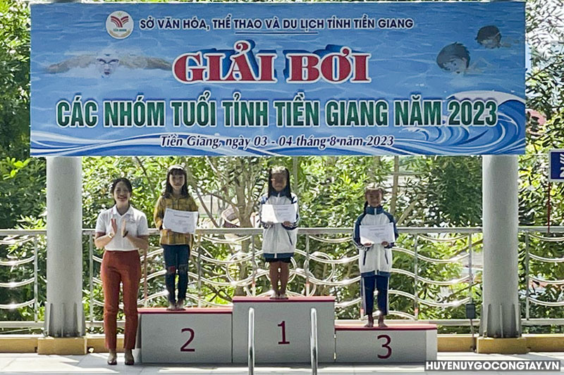 hoc sinh Nguyễn Huỳnh Tú Uyên xa yen luong huyen go cong tay (4)