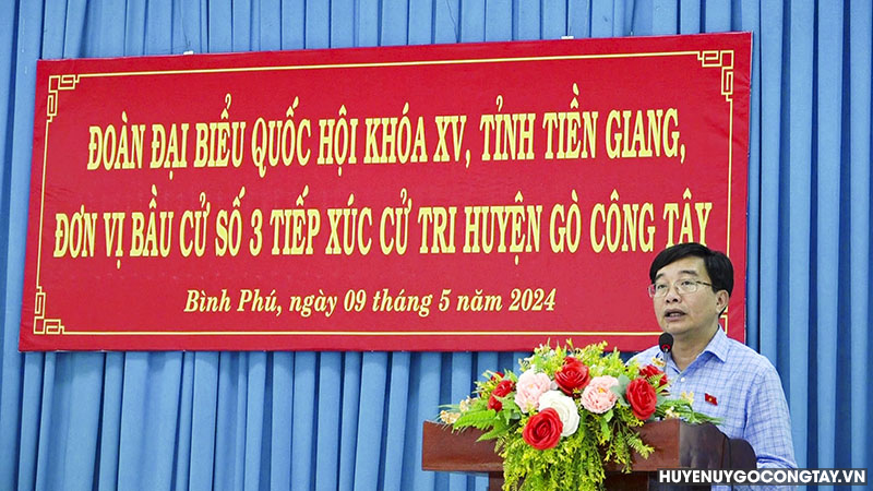 Ông Nguyễn Minh Sơn - Phó Chủ nhiệm Ủy ban Kinh tế của Quốc hội phát biểu tại buổi tiếp xúc cử tri.