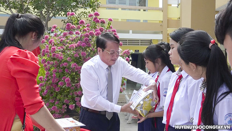 Ông Phạm Văn Trọng - Tỉnh ủy viên, Phó Chủ tịch UBND tỉnh Tiền Giang trao tặng quà, học bổng cho các em học sinh.
