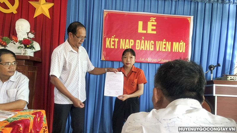 Đ/c Huỳnh Văn Chơn – Bí thư Chi bộ ấp Lợi An trao quyết định kết nạp đảng viên.