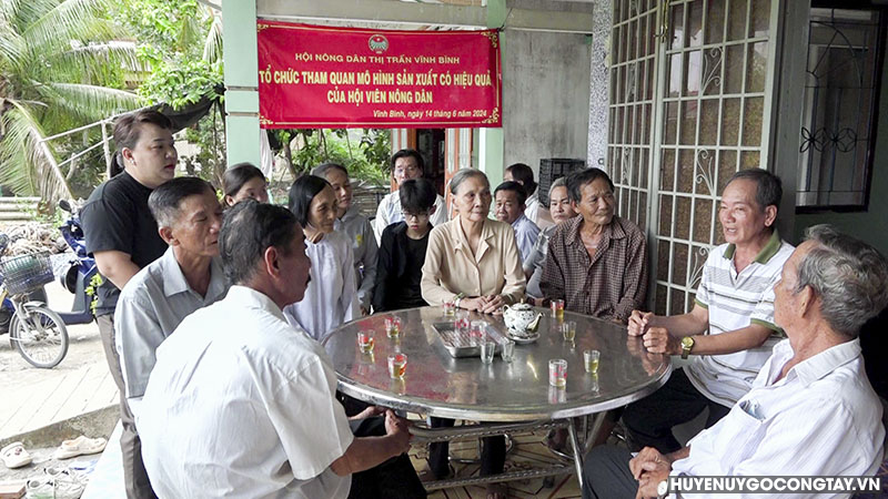 Hội Nông dân Thị trấn Vĩnh Bình tổ chức tham quan học tập kinh nghiệm mô hình nuôi lươn không bùn