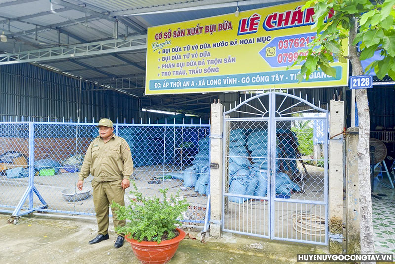 Anh Huỳnh Minh Chánh tại Cơ sở sản xuất bụi dừa của mình.