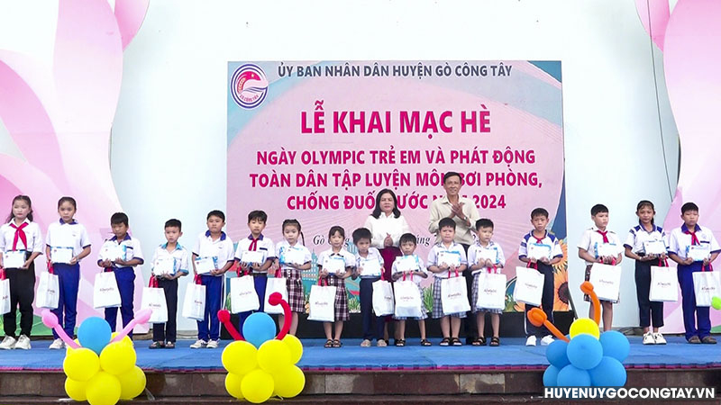 Lãnh đạo tỉnh, huyện trao học bổng cho trẻ em có hoàn cảnh đặc biệt khó khăn.