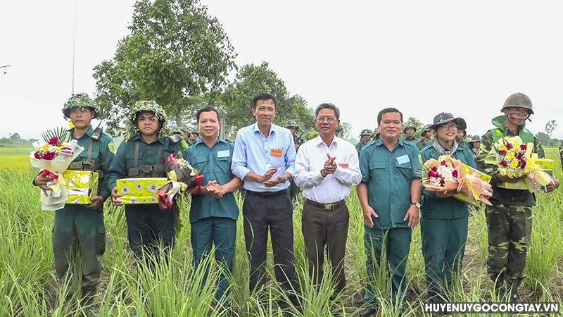 Lãnh đạo huyện Gò Công Tây tặng hoa và quà khích lệ, động viên tinh thần cho lực lượng tham gia thực binh.