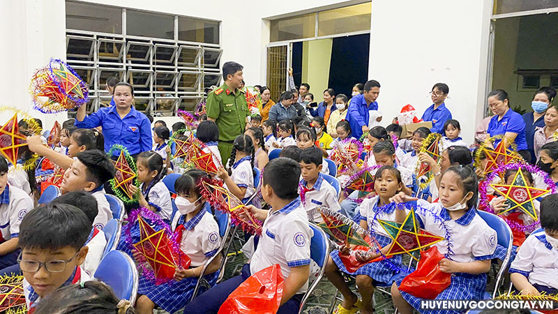 11 9 ban to chuc trao qua cho cac em thieu nhi tai nha van hoa xa Yen Luong huyen GCT