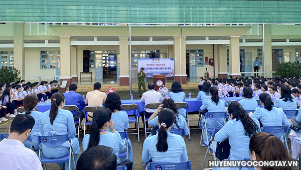 Đồng chí Trung tá Phạm Văn Phong – Đội trưởng Đội Cảnh sát điều tra tội phạm về hình sự, kinh tế và ma túy - Công an huyện Gò Công Tây thông tin về tình hình an ninh trật tự trong 9 tháng đầu năm 2024 trên địa bàn huyện.