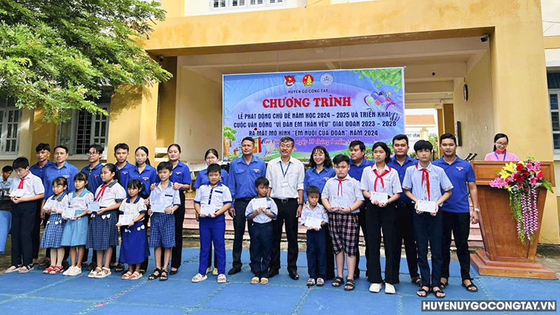  Ban Thường vụ Huyện Đoàn Gò Công Tây trao học bổng cho các em học sinh vượt khó học tốt của Trường THCS-THPT Long Bình.