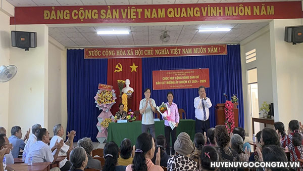 bau cu truong ap xa long vinh go cong tay (1)