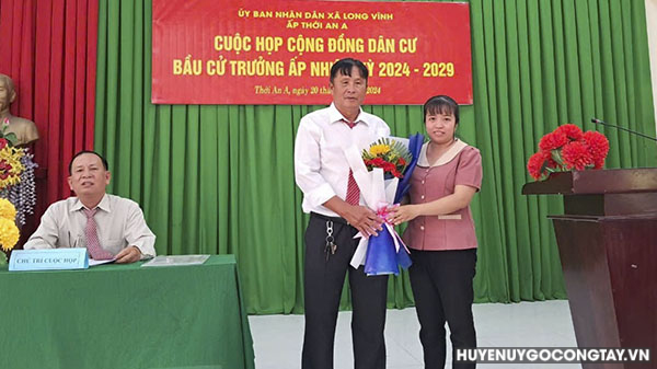 bau cu truong ap xa long vinh go cong tay (5)