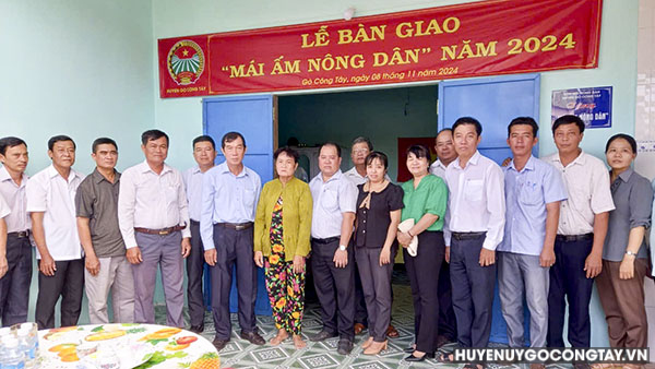 Lễ bàn giao “Mái ấm nông dân” năm 2024.